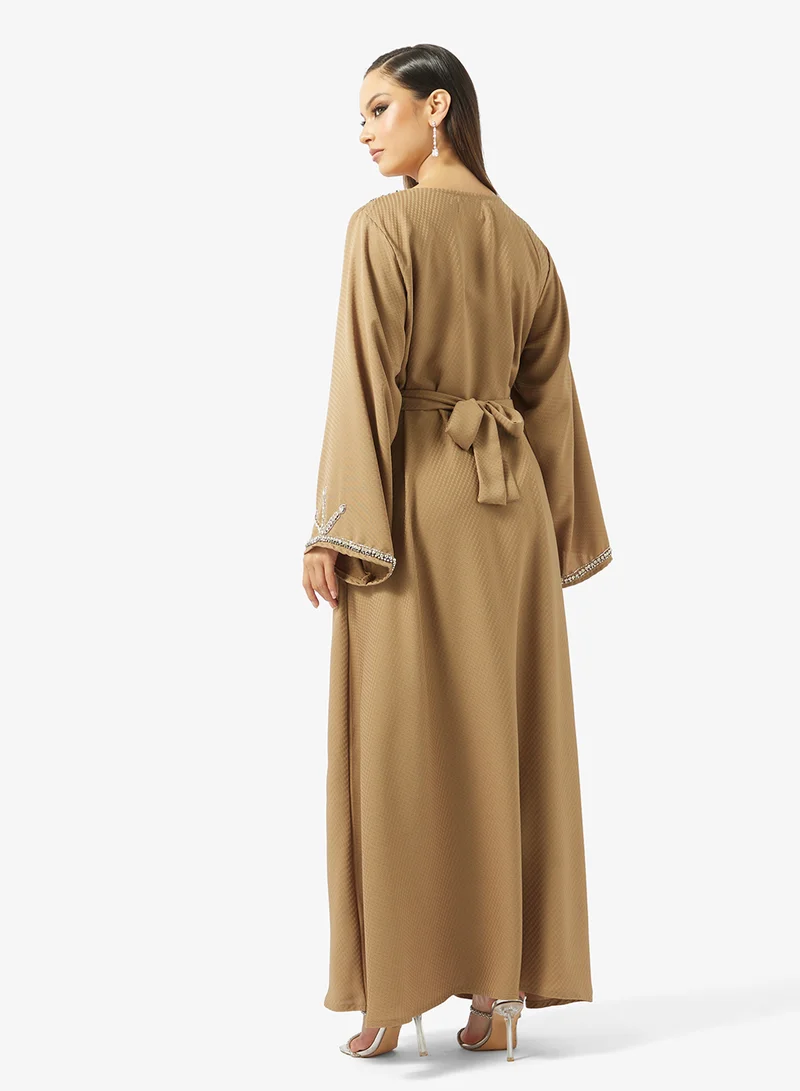 هيا كلوزيت جلابية مزينة بتطريز زهري وحزام